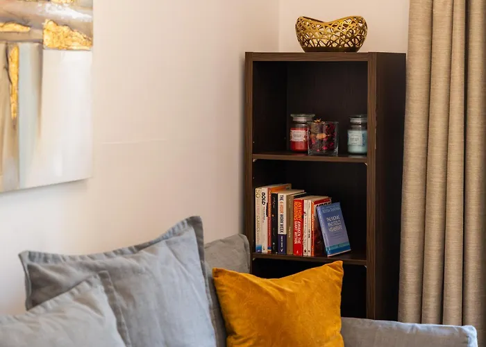 La Buena Vida Holiday Homes - Modern, Luxe & Spacious 4-Bed, Full Kitchen, Near To Beach, Tram & Marina