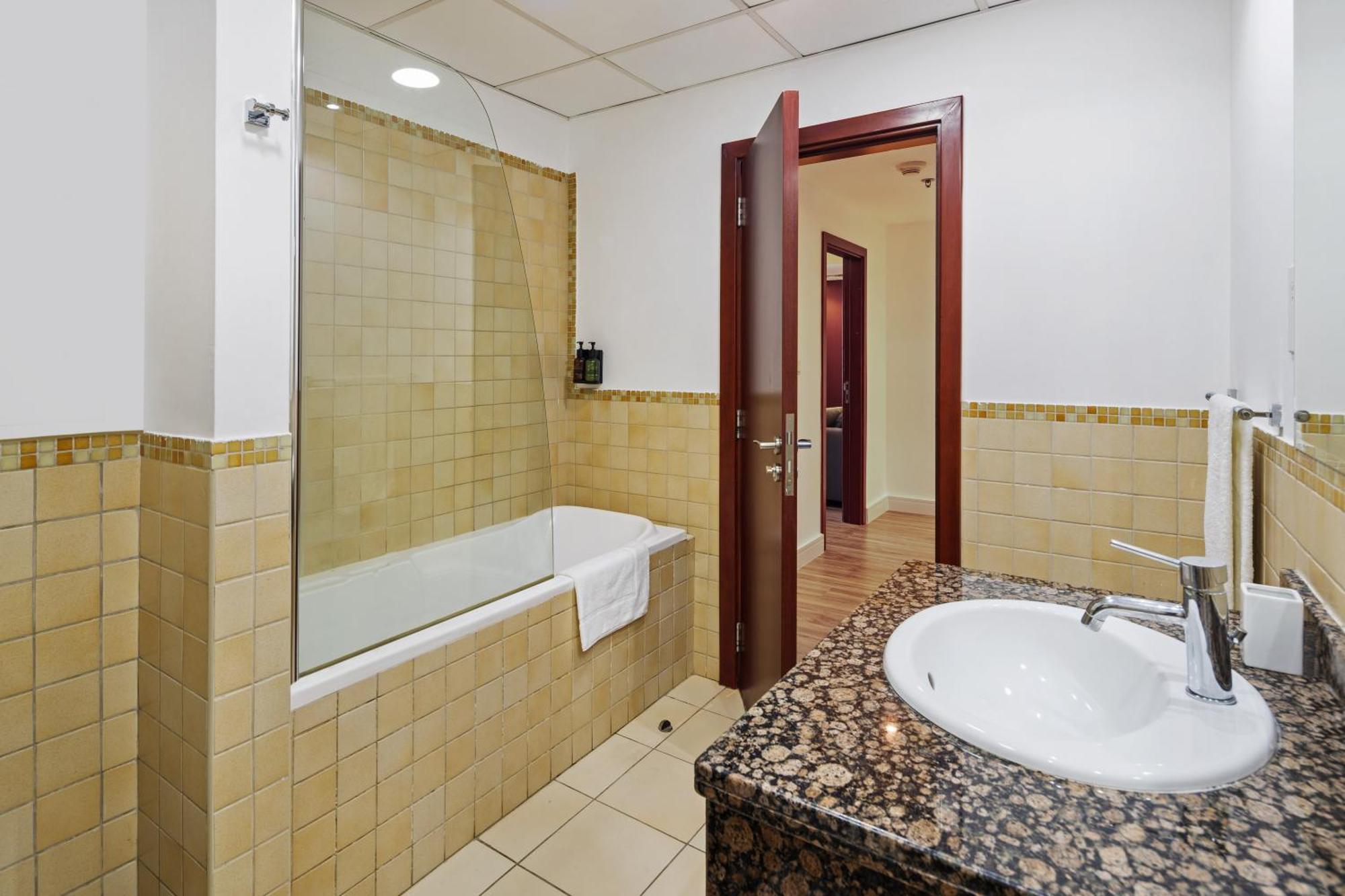 La Buena Vida Homes - Modern, Luxe & Spacious 4-bed, Full Kitchen, Near To Beach, Tram & Marina Appartement *