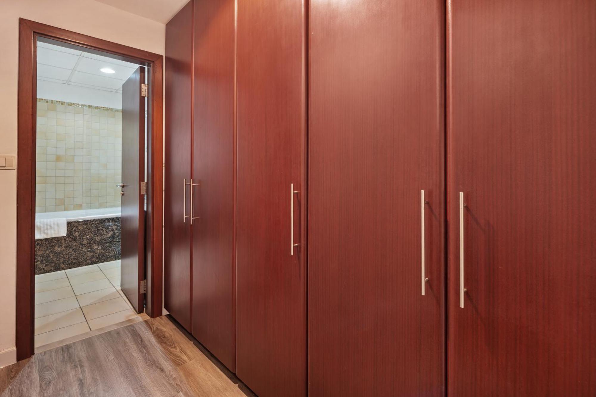 Appartement La Buena Vida Homes - Modern, Luxe & Spacious 4-bed, Full Kitchen, Near To Beach, Tram & Marina