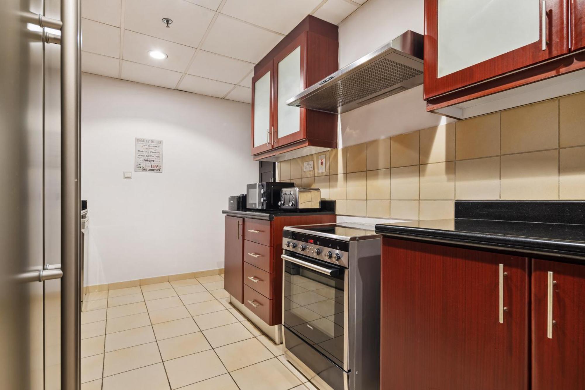 Апартаменты La Buena Vida Homes - Modern, Luxe & Spacious 4-bed, Full Kitchen, Near To Beach, Tram & Marina
