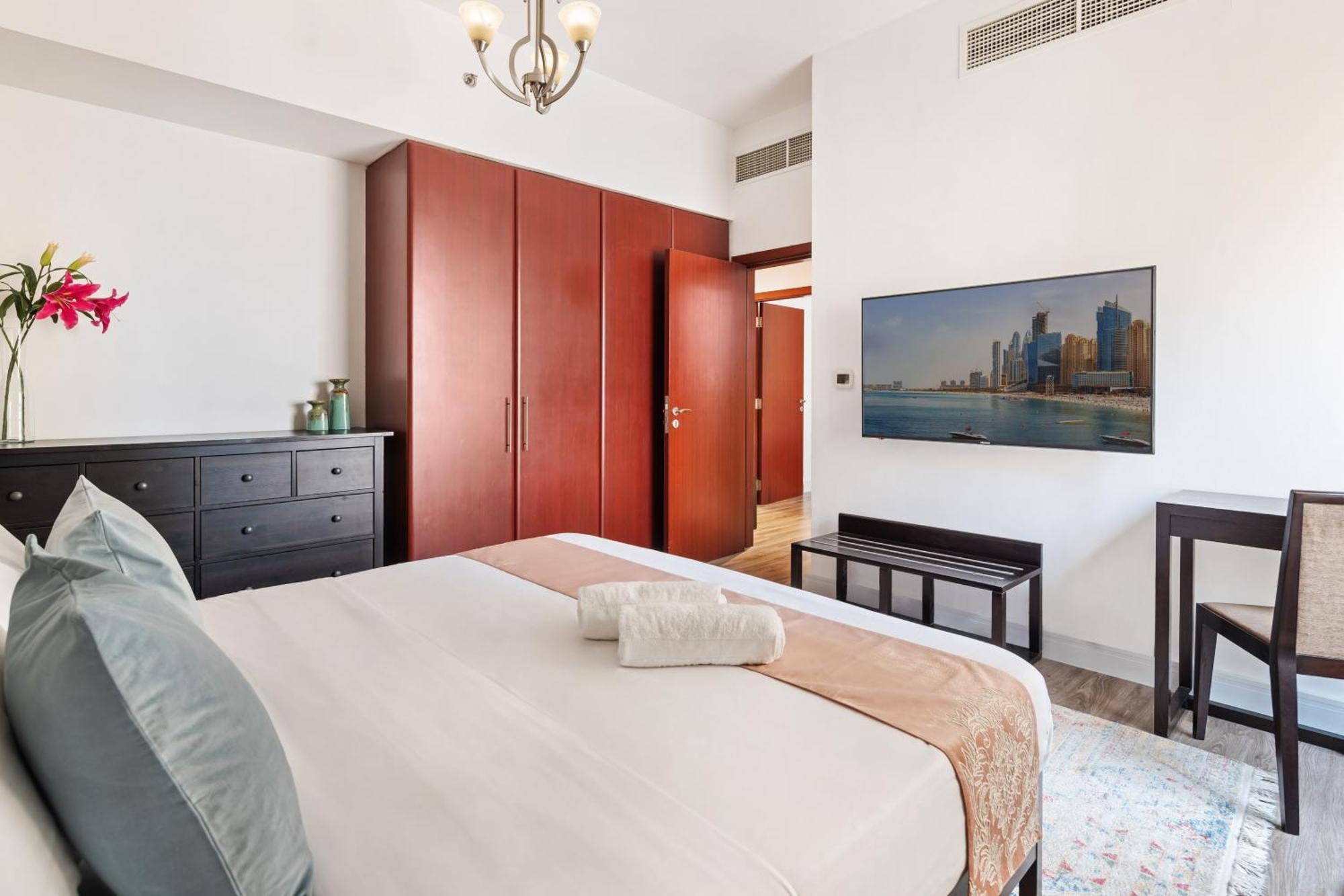 Апартаменты La Buena Vida Homes - Modern, Luxe & Spacious 4-bed, Full Kitchen, Near To Beach, Tram & Marina Дубай